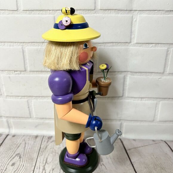 Lady Gardener Wood Nutcracker Erzebirge Germany Christian Ulbricht - Picture 4 of 16